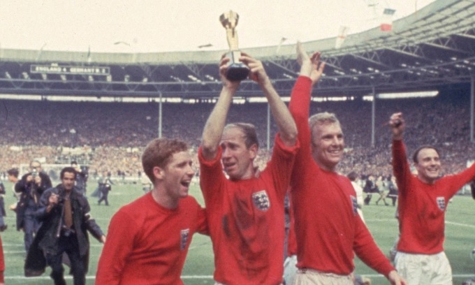 Sir Bobby Charlton (giữa) cùng đội tuyển Anh vô địch World Cup 1966