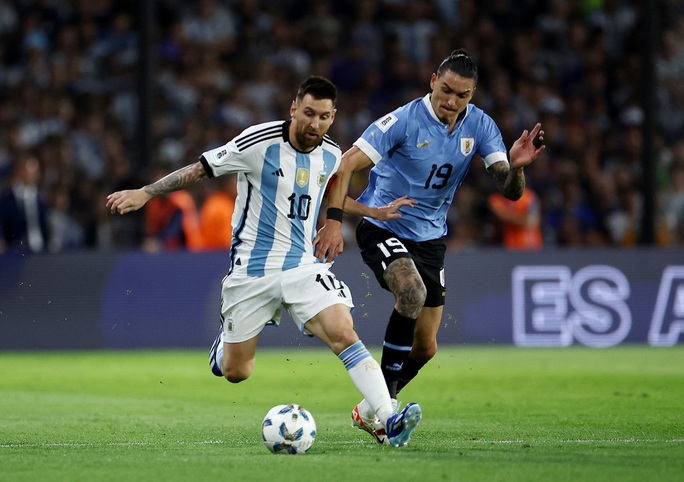 Messi thành “tội đồ” của Argentina, Brazil thua ngược tại Colombia